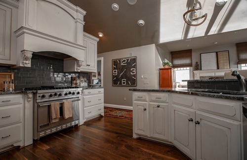 North Shore House | Stylish Lake-Front Retreat Near City Center with Spa & Hot Tub