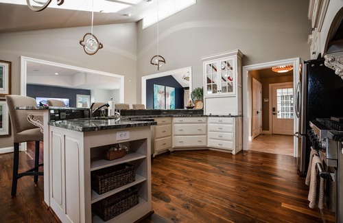 North Shore House | Stylish Lake-Front Retreat Near City Center with Spa & Hot Tub