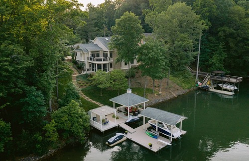 North Shore House | Stylish Lake-Front Retreat Near City Center with Spa & Hot Tub