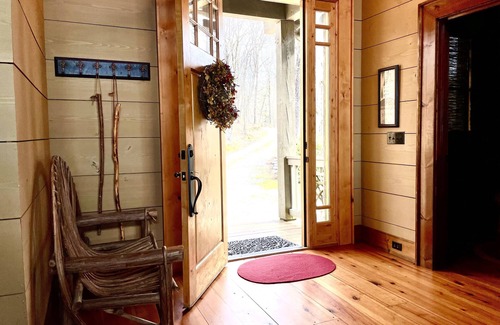 Sapphire House | Idyllic Getaway at Atop the Highlands with Pool Access