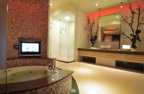 Longtan District Hotel | Comfortable Stay at One + One Motel with Breakfast Included