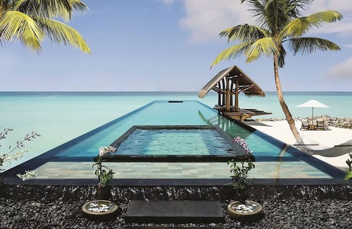 Kanifinolhu Island House | Discover One&Only Reethi Rah: Oceanfront Water Villa Escape