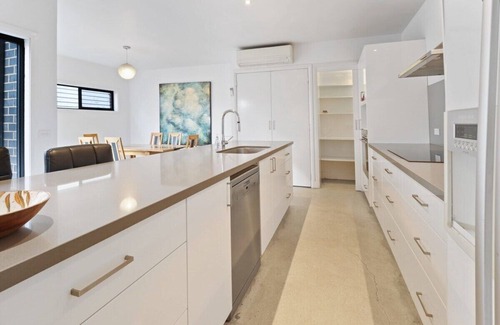 Geelong West House | Cozy One Raven Perch: Geelong Townhouse with Ocean Views