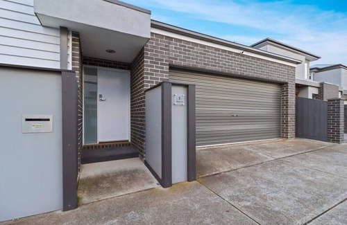 Geelong West House | Cozy One Raven Perch: Geelong Townhouse with Ocean Views