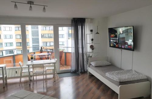 Linden-Nord Apartment | Convenient One Room Apartment Near the Fair