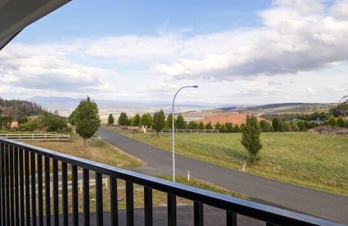 Grindelwald House | Elegant One Skyline Executive Residence with Breakfast & Kitchen