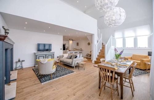 Leiston House | Guest Rated 10/10: One The Old School, Leiston Awaits