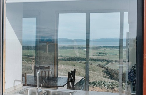 Hazel Park Villa | Scenic One Tree Hill Lockie's Lookout with Ocean Views
