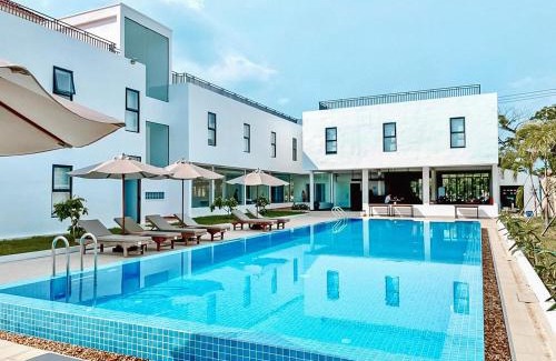 Kampot Hostel | Enchanting Onederz Kampot: Poolside Retreat with Ocean Views