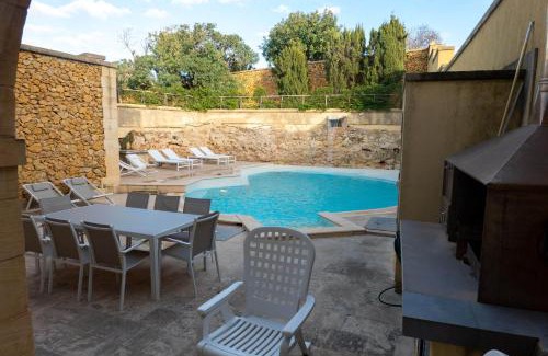 Xaghra House | Relax at OneFifty Holiday Home with Oceanfront Pool Access