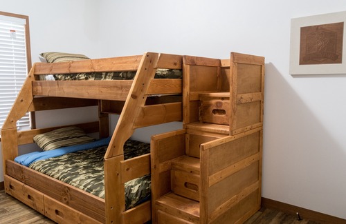 Canastota House | Oneida Lake House: Review Score 10/10 with Pool & Views