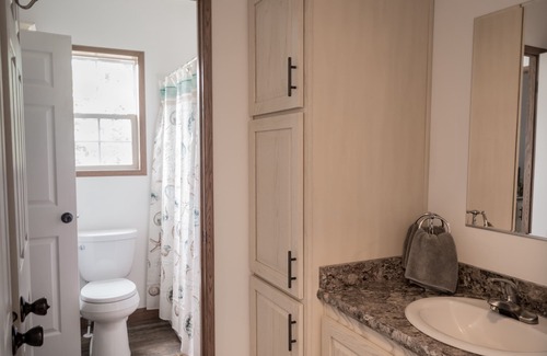 Canastota House | Oneida Lake House: Review Score 10/10 with Pool & Views
