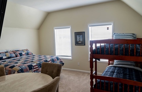 Canastota House | Oneida Lake House: Review Score 10/10 with Pool & Views