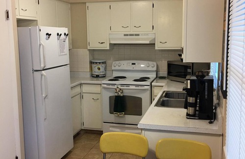 Green Bay House | Ideal Stay at Oneida Packerland: Walk to Lambeau, Pool & More