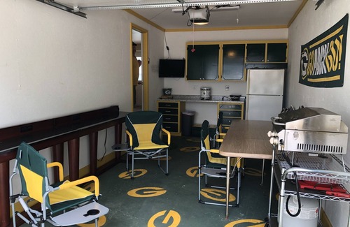 Green Bay House | Ideal Stay at Oneida Packerland: Walk to Lambeau, Pool & More
