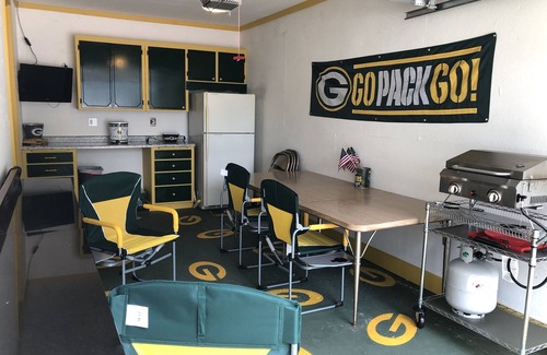 Green Bay Condo | Ideal Tailgate Spot: 6 Min Walk to Lambeau & Family Room