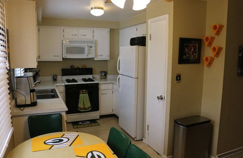 Green Bay Condo | Ideal Tailgate Spot: 6 Min Walk to Lambeau & Family Room