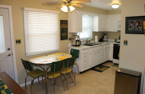 Green Bay Condo | Ideal Tailgate Spot: 6 Min Walk to Lambeau & Family Room