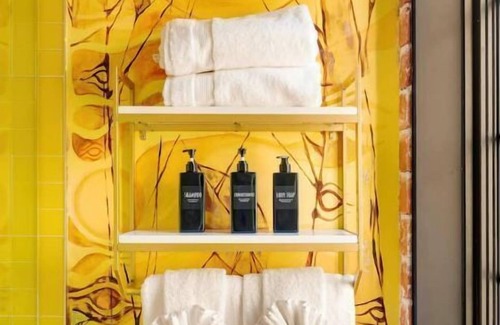 Golden Triangle Apartment | Onerary Art Suite 209