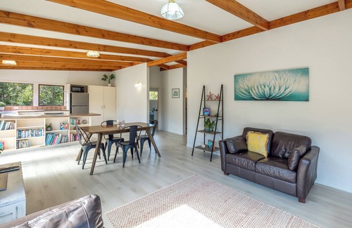 Onetangi House | Onetangi Beach Retreat: Family-Friendly Waiheke Escape