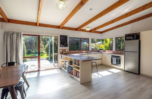 Onetangi House | Onetangi Beach Retreat: Family-Friendly Waiheke Escape