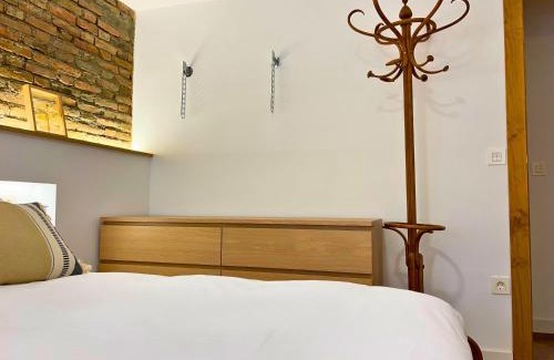 Figares Apartment | Discover Home4u: Premier 4-Star Stay in Granada City Center
