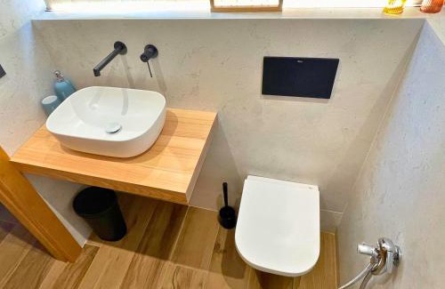 Figares Apartment | Discover Home4u: Premier 4-Star Stay in Granada City Center