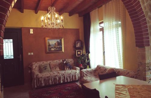 Sintiki House | Discover Oniron: Exceptional Stay with Family-Friendly Amenities