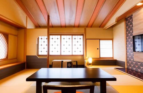 Kinosaki Onsen Hotel | Discover Onishiya Suishoen: Spa Retreat with Hot Tub