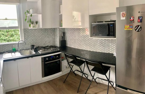 North Bondi Apartment | Steps from Iconic Bondi Beach: Child-Friendly Retreat