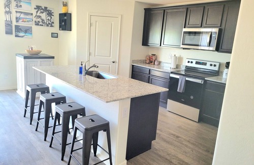 Florence House | Convenient Getaway Near The Windmill Winery & Country Thunder