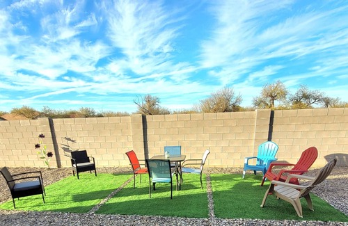 Florence House | Convenient Getaway Near The Windmill Winery & Country Thunder