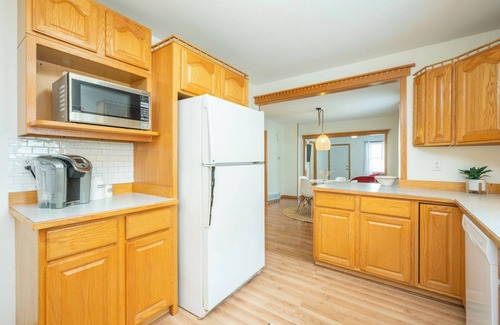 Des Moines House | Convenient Access to Downtown Entertainment and Amenities