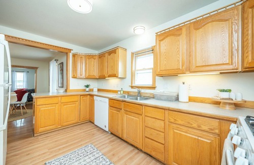 Des Moines House | Convenient Access to Downtown Entertainment and Amenities