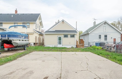 Des Moines House | Convenient Access to Downtown Entertainment and Amenities