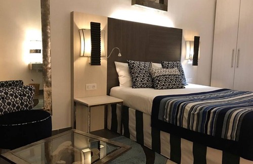 Lome Hotel | Discover Onomo Hotel Lome: Family-Friendly with Pool & Dining