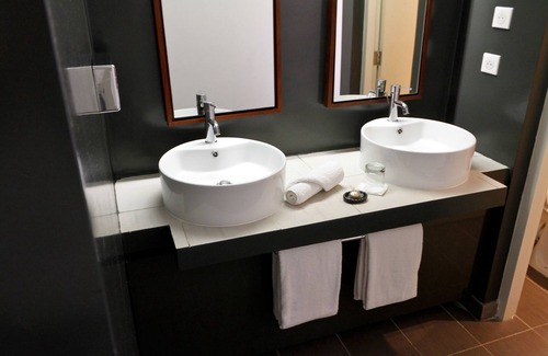 Lome Hotel | Discover Onomo Hotel Lome: Family-Friendly with Pool & Dining