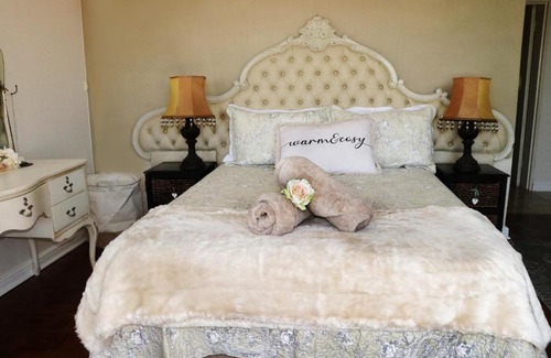 Plattekloof House | Discover Onserus: Pet-Friendly Retreat with Pool and Breakfast