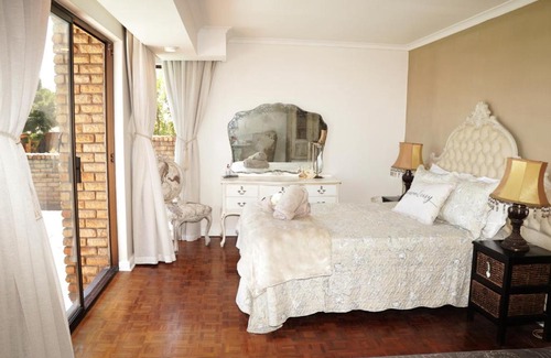 Plattekloof House | Discover Onserus: Pet-Friendly Retreat with Pool and Breakfast
