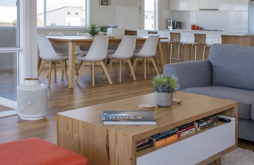 Middleton House | Relaxing Onshore Retreat in Middleton with Oceanfront Views