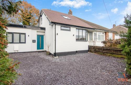 Petts Wood and Knoll Ski Chalet | Modern 4-Bedroom Retreat with Parking & Child-Friendly Amenities