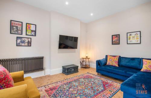 Petts Wood and Knoll Ski Chalet | Modern 4-Bedroom Retreat with Parking & Child-Friendly Amenities