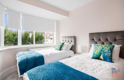 Petts Wood and Knoll Ski Chalet | Modern 4-Bedroom Retreat with Parking & Child-Friendly Amenities