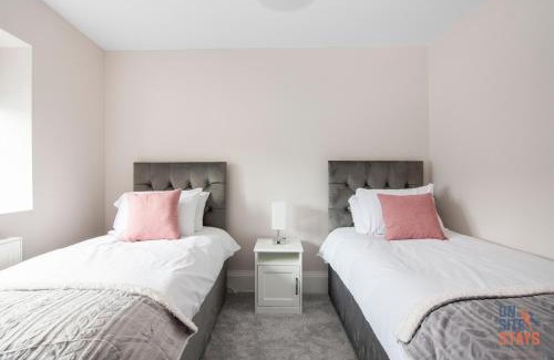 Petts Wood and Knoll Ski Chalet | Modern 4-Bedroom Retreat with Parking & Child-Friendly Amenities