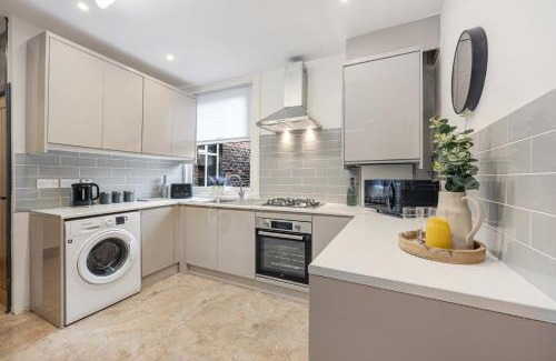 Liverpool House | Onslow House - Air Host & Stay - 5 bed, Sleeps 14