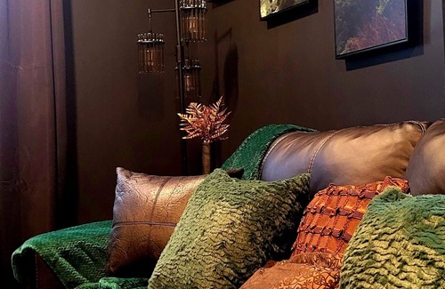 Bristol House | Onyx Oasis - Unique, Moody, Sleeps 4, Centrally Located, Outdoor Relaxation