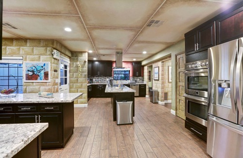 Las Vegas Villa | Relaxing 9BD Villa with Resort Pool & Ocean View