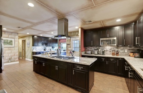 Las Vegas Villa | Relaxing 9BD Villa with Resort Pool & Ocean View