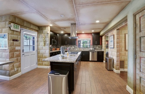 Las Vegas Villa | Relaxing 9BD Villa with Resort Pool & Ocean View
