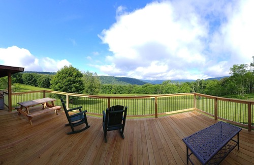 Slaty Fork House | Experience 'Top of the Ridge Cabin' - Pet Friendly & Spa